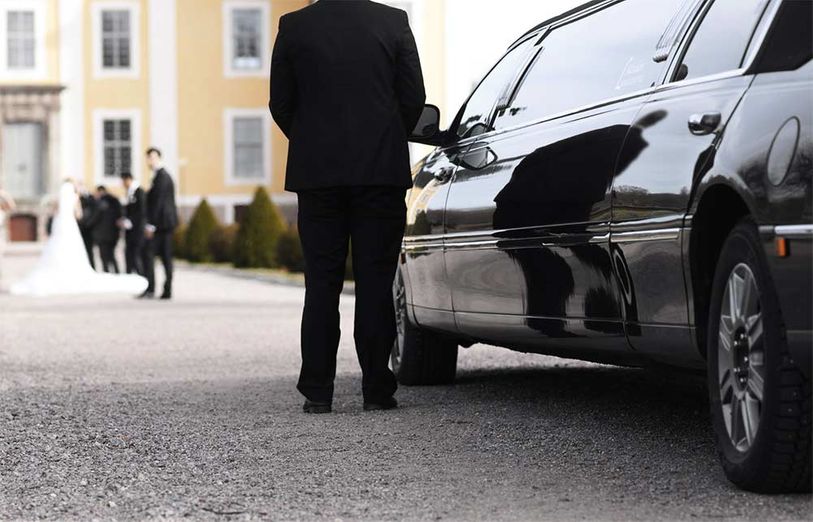 Limousine wartet auf Hochzeitspaar